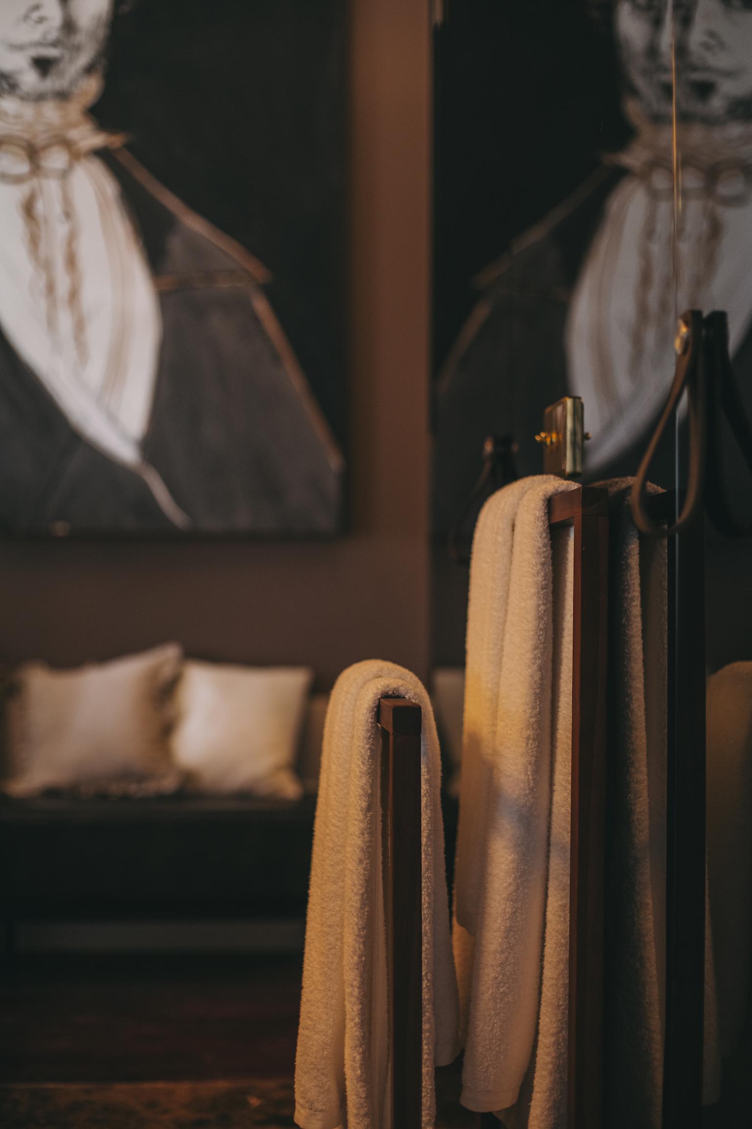 Torel Palace Порто Екстериор снимка A towel rack
