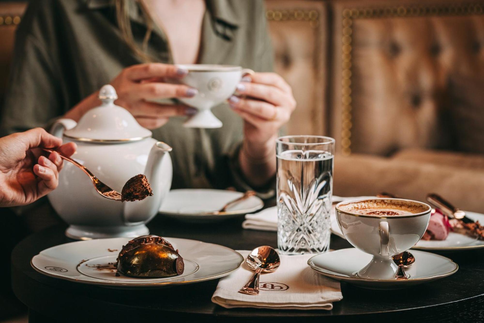 Torel Palace Порто Екстериор снимка A woman drinking coffee